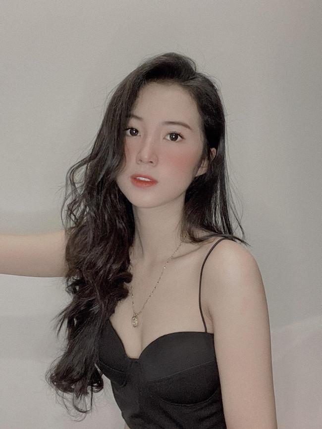 Thái Trần Nhật Vy (sinh năm 2004, Đà Nẵng) bắt đầu nhận được sự quan tâm, theo dõi của cộng đồng mạng trong khoảng thời gian gần đây.