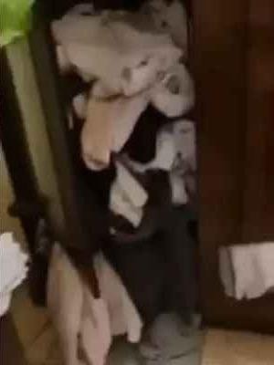 Hình ảnh ghi lại, căn phòng của cô gái dù có diện tích không lớn lắm nhưng từ giường ngủ cho đến nhà vệ sinh, chỗ nào cũng ngồn ngộn quần áo, đồ dùng cá nhân, rác rưởi bày khắp nơi.