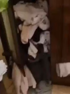 Hình ảnh ghi lại, căn phòng của cô gái dù có diện tích không lớn lắm nhưng từ giường ngủ cho đến nhà vệ sinh, chỗ nào cũng ngồn ngộn quần áo, đồ dùng cá nhân, rác rưởi bày khắp nơi.