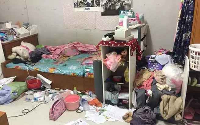 Vừa quay phòng con, người bố vừa than thở. Người này cho biết, ông đã rất nhiều lần phải dọn phòng cho con.