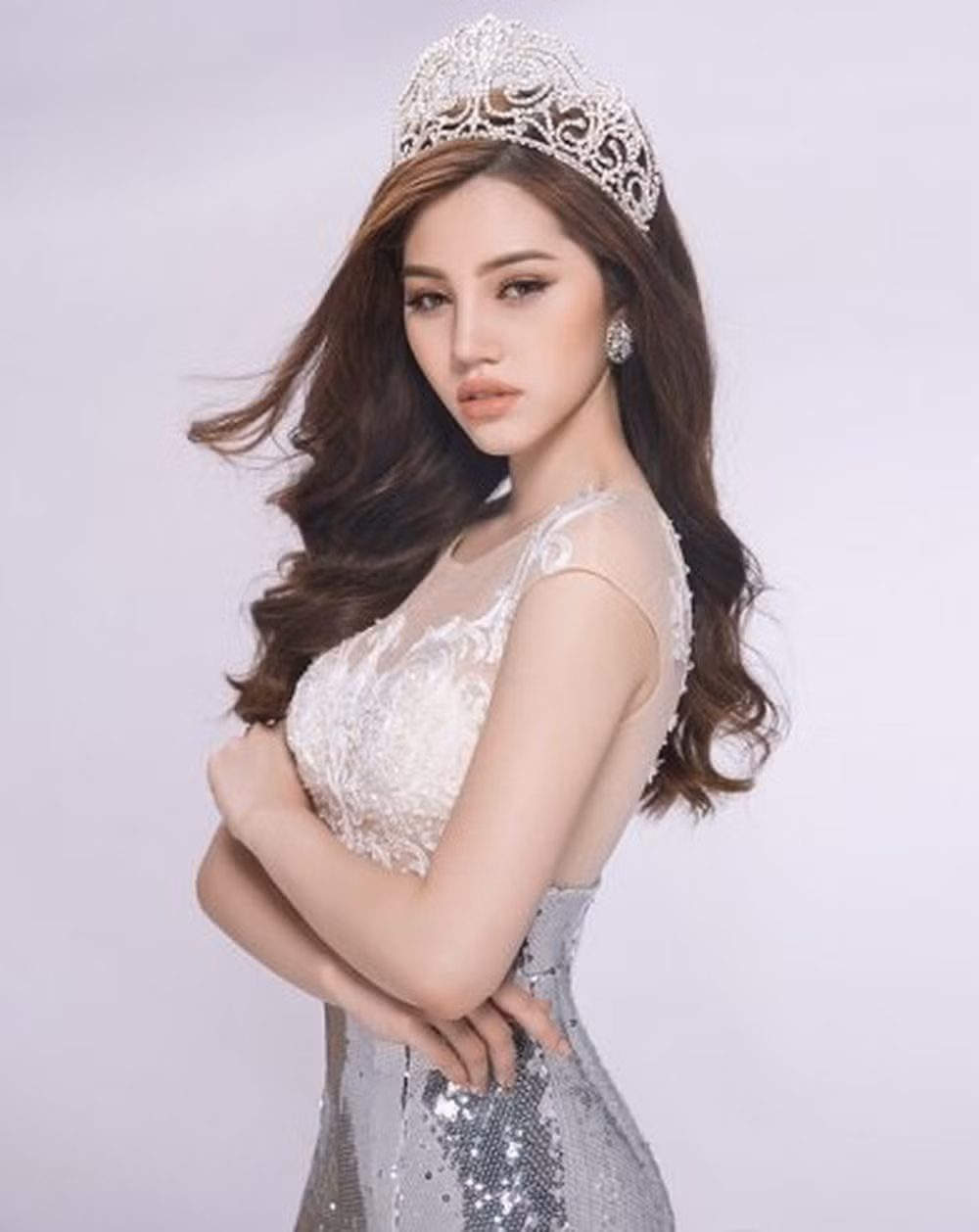 Không chỉ xinh đẹp, học vấn của Jolie Nguyễn cũng khiến nhiều người trầm trồ khi cô từng thi đỗ vào trường đại học Macquarie - 1 trong 5 ngôi trường danh tiếng nhất của Úc. Cô nàng cũng là 1 trong 3 ái tên từng được trang Business Insider - tờ báo điện tử về doanh nghiệp, người nổi tiếng và tin tức công nghệ Mỹ nhắc đến với danh xưng "con nhà giàu Việt Nam".