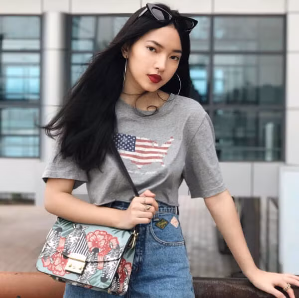 Dù chưa một lần chính thức thừa nhận mối quan hệ nhưng người hâm mộ đã "soi" ra hàng loạt chi tiết trùng hợp của Binz và Châu Bùi như mặc cùng mẫu áo phông, đăng ảnh cún cưng của nhau, check-in cùng địa điểm du lịch...