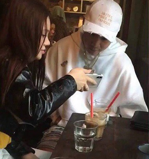 Sở hữu thân hình nóng bỏng, Jolie Nguyễn thường khoe dáng trong những bộ đồ hiệu đắt đỏ. Có khoảng thời gian cô nàng thường xuyên bị bắt gặp sánh đôi bên Binz, cả hai còn không ngại ngùng chụp ảnh nhắng nhít bên nhau.