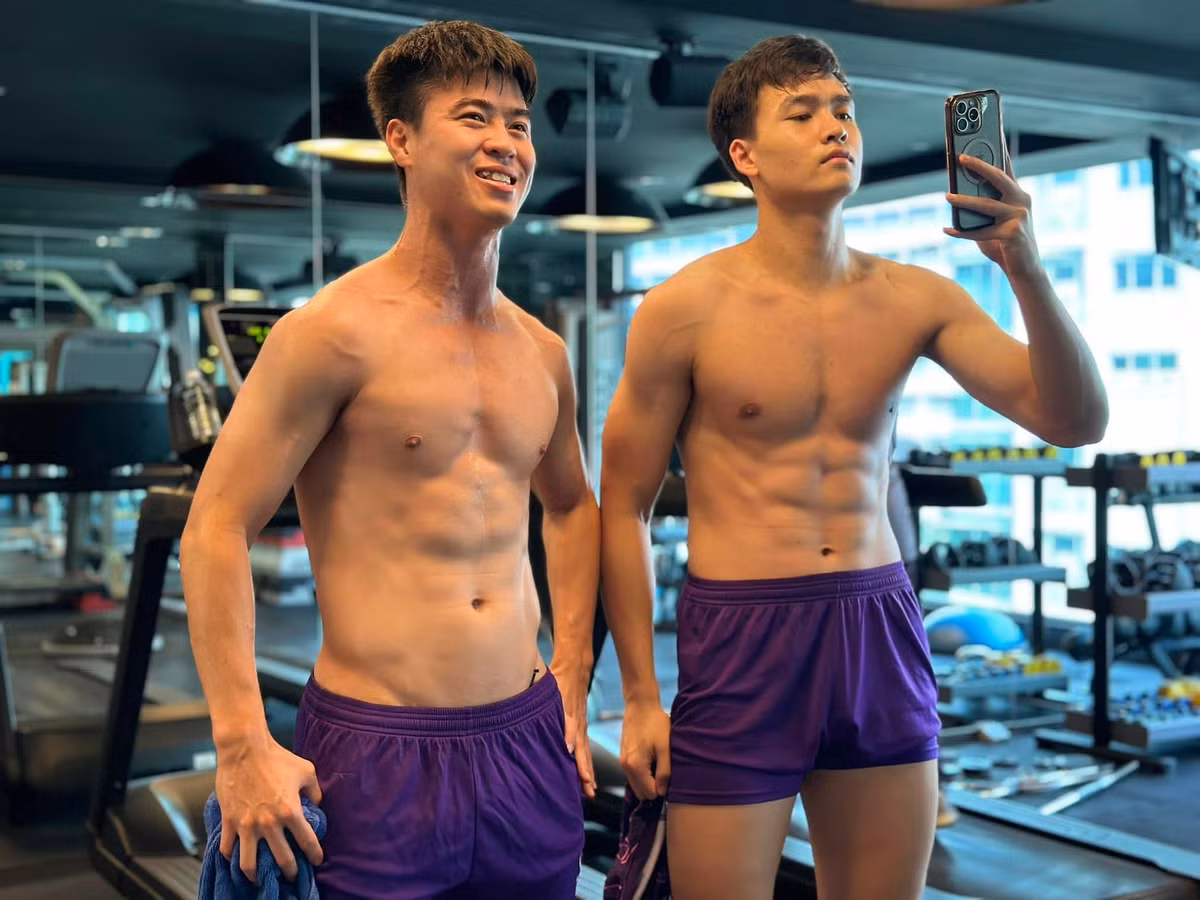 Đúng chuẩn dân cầu thủ ăn tập chuyên nghiệp, nhìn body ai nấy đều cuồn cuộn không điểm chê.