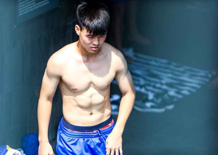 Hậu vệ Duy Mạnh khoe body khi xuống bể bơi thư giãn sau buổi tập.