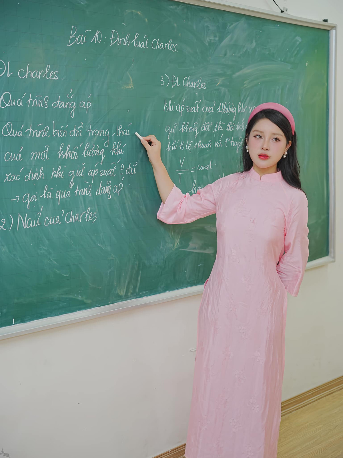 Trần Thanh Nga, sinh năm 1998, quê Hà Nội, có hơn 60.000 người theo dõi trên kênh Tiktok, thường xuyên đăng tải những video dạy học Vật lý và chia sẻ về công việc giáo viên.