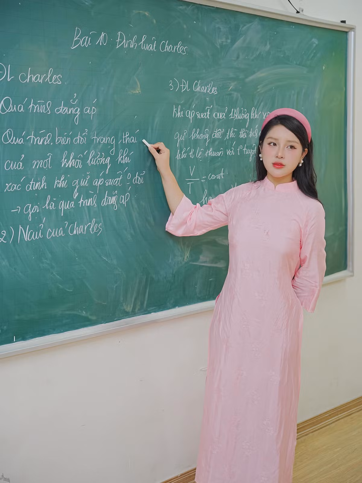 Trần Thanh Nga, sinh năm 1998, quê Hà Nội, có hơn 60.000 người theo dõi trên kênh Tiktok, thường xuyên đăng tải những video dạy học Vật lý và chia sẻ về công việc giáo viên.