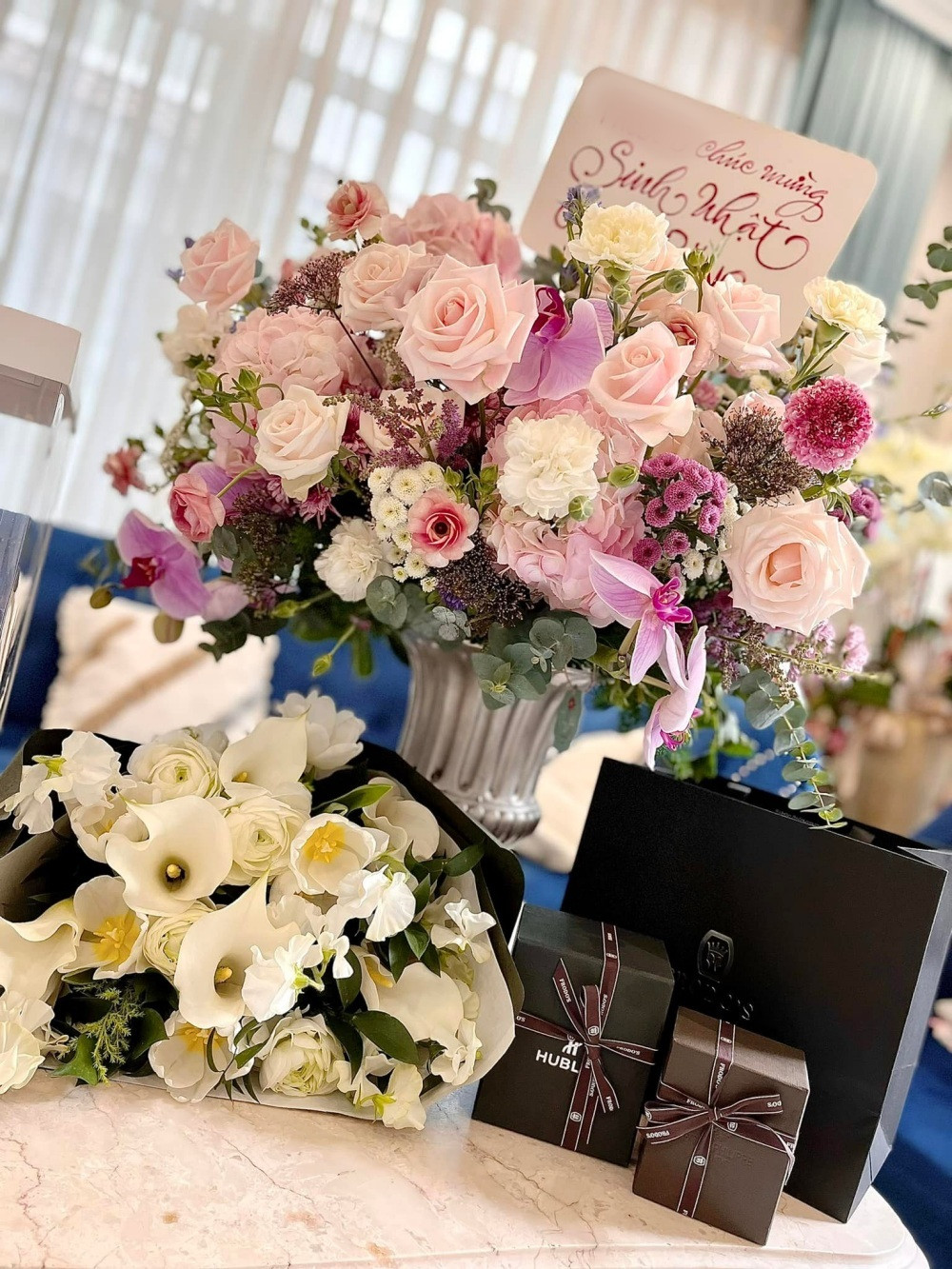 Mới đây trên trang cá nhân, nữ đại gia Di Băng hào hứng khoe: "Năm nào nhãn hàng cũng tổ chức sinh nhật sớm cho tui hết. Nào hoa (2 hoa) nào bánh nào quà (2 quà). Yêu không lối thoát. Bởi mua đồng hồ thì bạn í luôn là sự lựa chọn đầu tiên của tui. Hay mình mua ủng hộ bạn nữa đi".