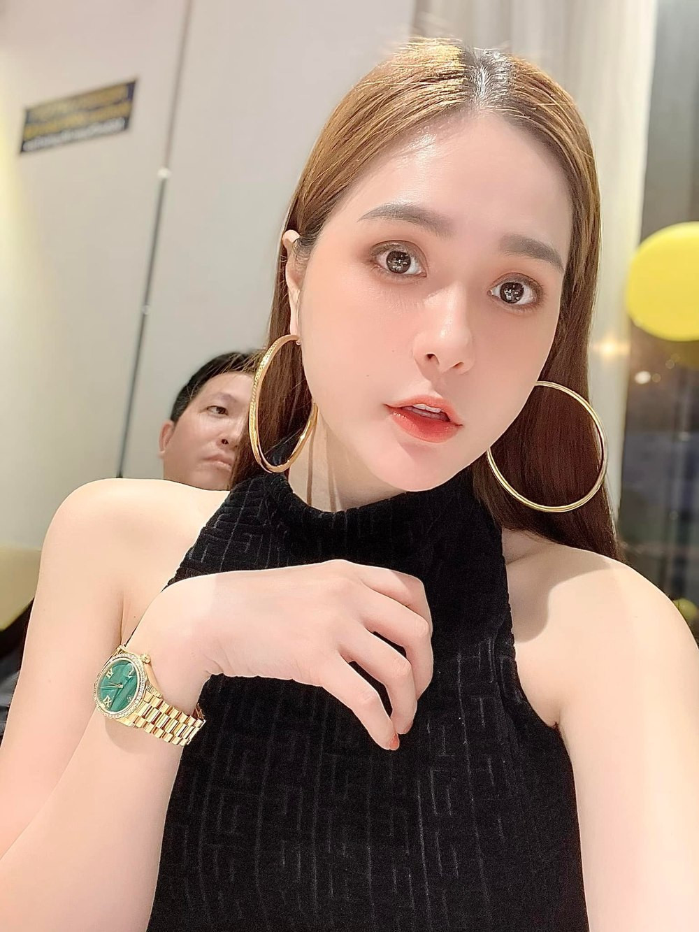 Được biết Đoàn Di Băng mừng tuổi mới vào ngày 10/2, tuy nhiên vì nhiều lý do nên hai vợ chồng quyết định chọn 14/2 - lễ Valentine để tổ chức tiệc với sự góp mặt của gia đình, đông bảo bạn bè, đồng nghiệp trong giới kinh doanh đến tham dự.