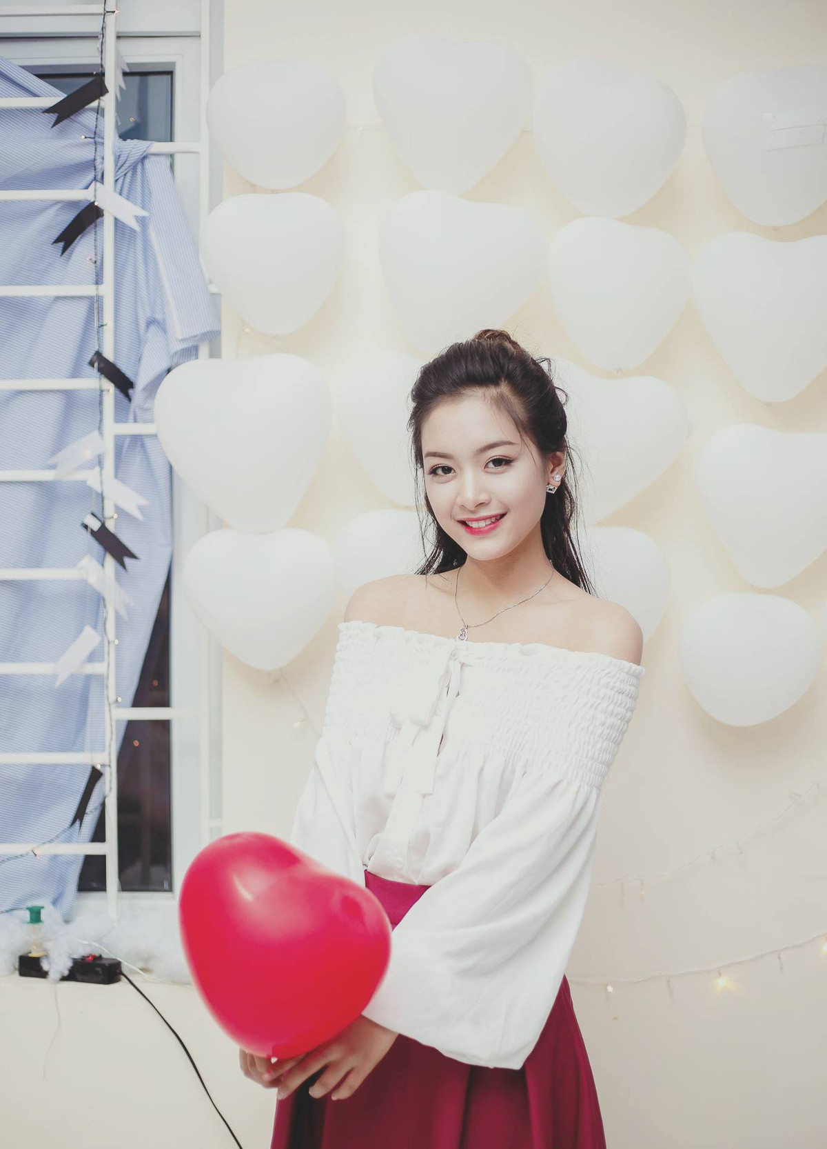 Trên trang cá nhân hơn 23.000 người theo dõi của Tố Anh, cô nàng khiến cư dân mạng trầm trồ bởi những bức ảnh đẹp cùng cuộc sống đáng ghen tỵ.