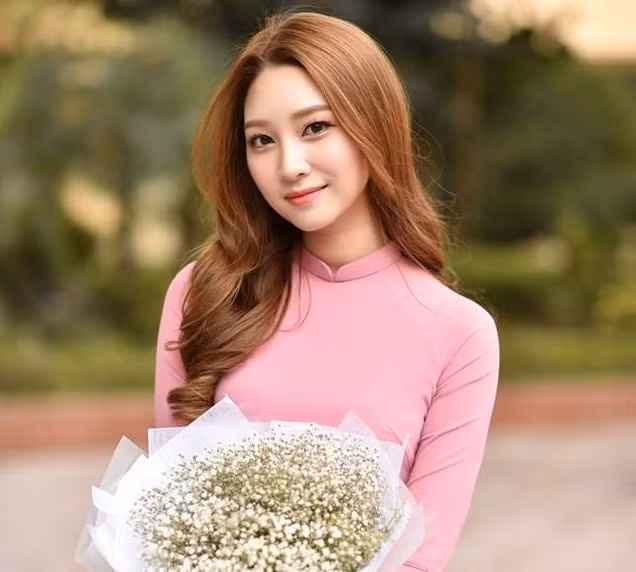 Cù Phương Linh tốt nghiệp chuyên ngành Tài chính trường Kinh tế Quốc dân (Hà Nội). Tháng 10/2018, cô nàng này trở thành du học sinh Việt Nam tại Anh khi theo học tiếp bậc Thạc sĩ tại trường Đại học Westminster.