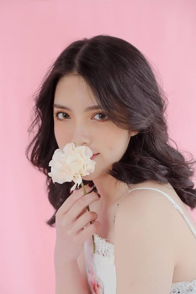 Được khá nhiều người nhận xét là có tính cách “tưng tửng”, hoạt bát, Phạm Mẫn Nhi gây bất ngờ khi chia sẻ bản thân đang theo học ngành Tâm lý tại trường Erasmus University Rotterdam, Rotterdam, Hà Lan.