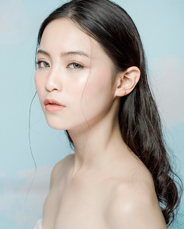 Nguyễn Tuệ Anh là cựu học sinh trường Quốc tế Singapore. Hiện cô nàng theo học ngành phim ảnh, mỹ thuật và truyền thông tại DLD College London (Anh).