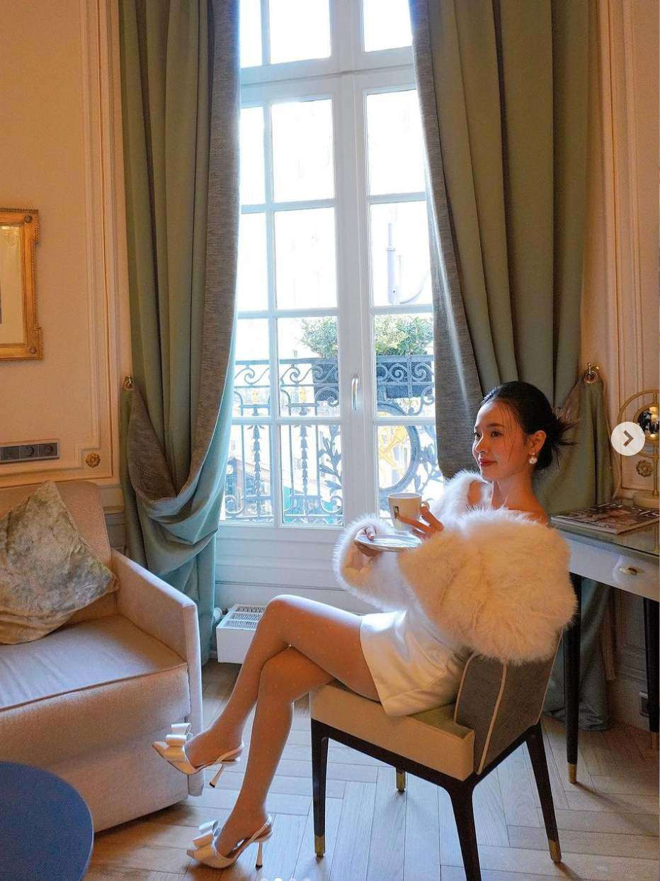 Midu diện váy lụa và áo lông trong những bức ảnh mới nhất.