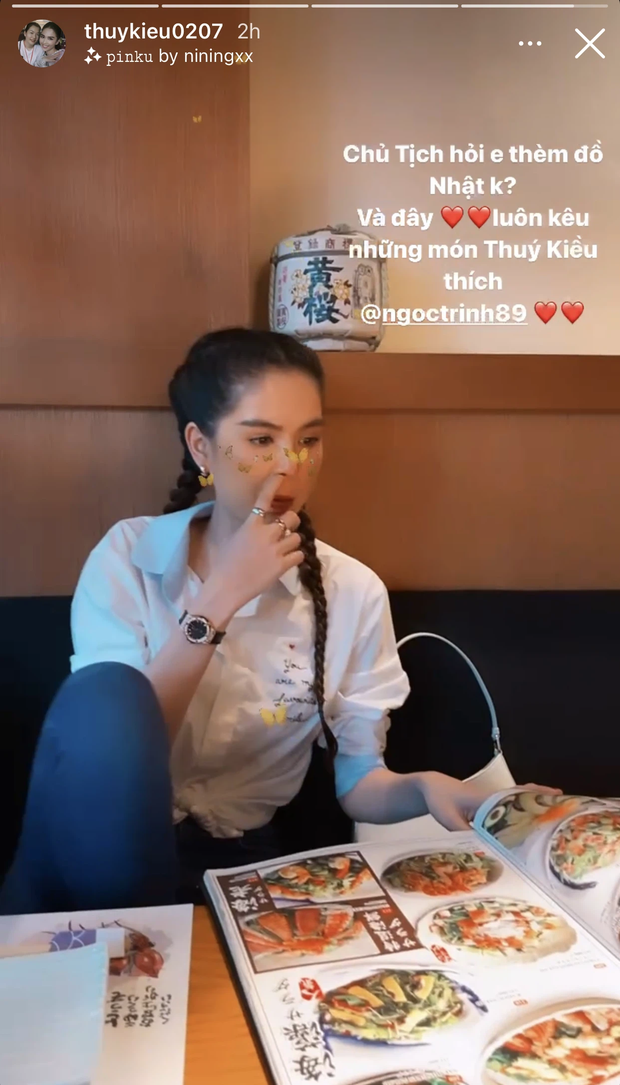 Cụ thể thì hai chị em Ngọc Trinh - Thúy Kiều vừa đưa nhau đi ăn đồ Nhật. Theo lẽ thường tình thì làm trợ lý sẽ phải là người đứng ra chọn món, gọi món nhưng lần này vị trí lại bị đảo ngược.