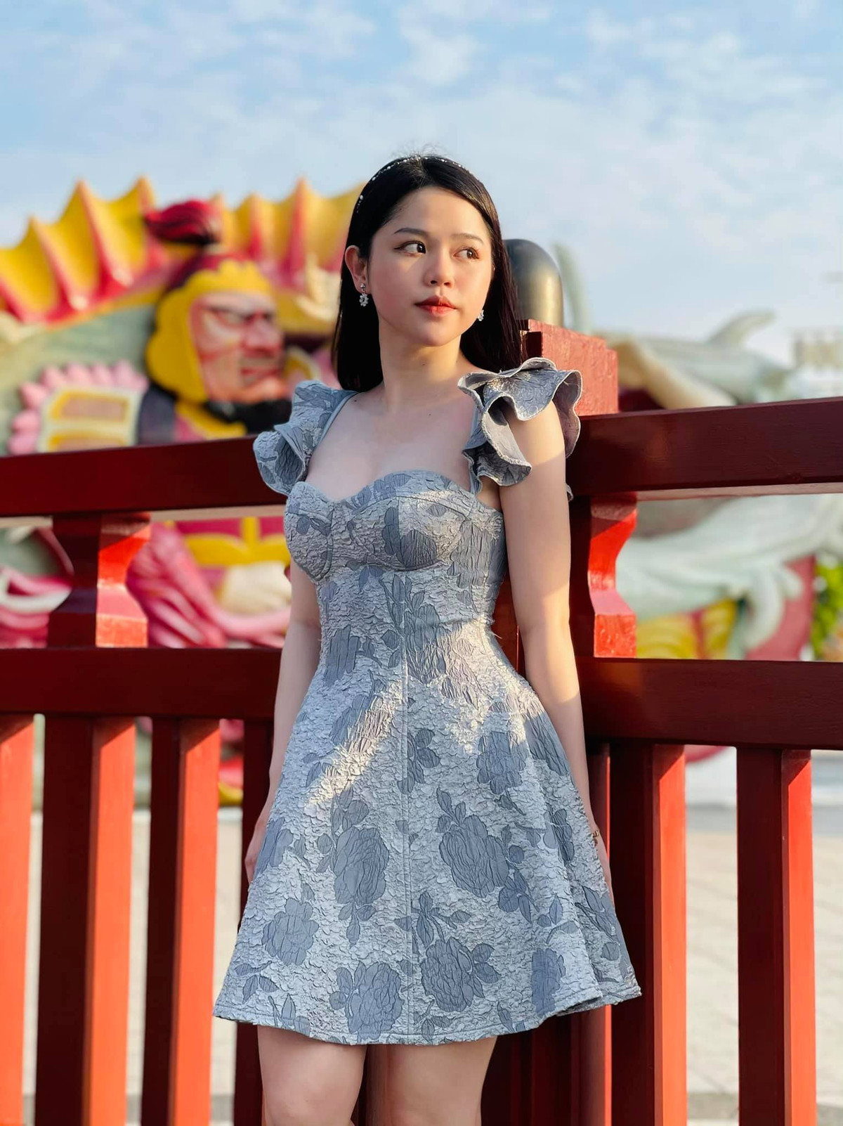 Trong khi ấy mẹ Huỳnh Anh là doanh nhân thành đạt trong công việc kinh doanh khách sạn. Cô nàng cũng từng là một du học sinh Singapore, một trong những điểm đắt đỏ nhất thế giới.