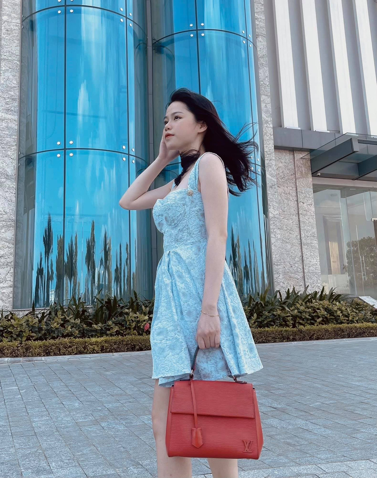 Được biết, Huỳnh Anh sinh ra trong một gia đình doanh nhân giàu có ở Nha Trang nhưng hiện đang sống ở Hà Nội, bố là một đại gia có tiếng và đang làm việc ở Singapore.