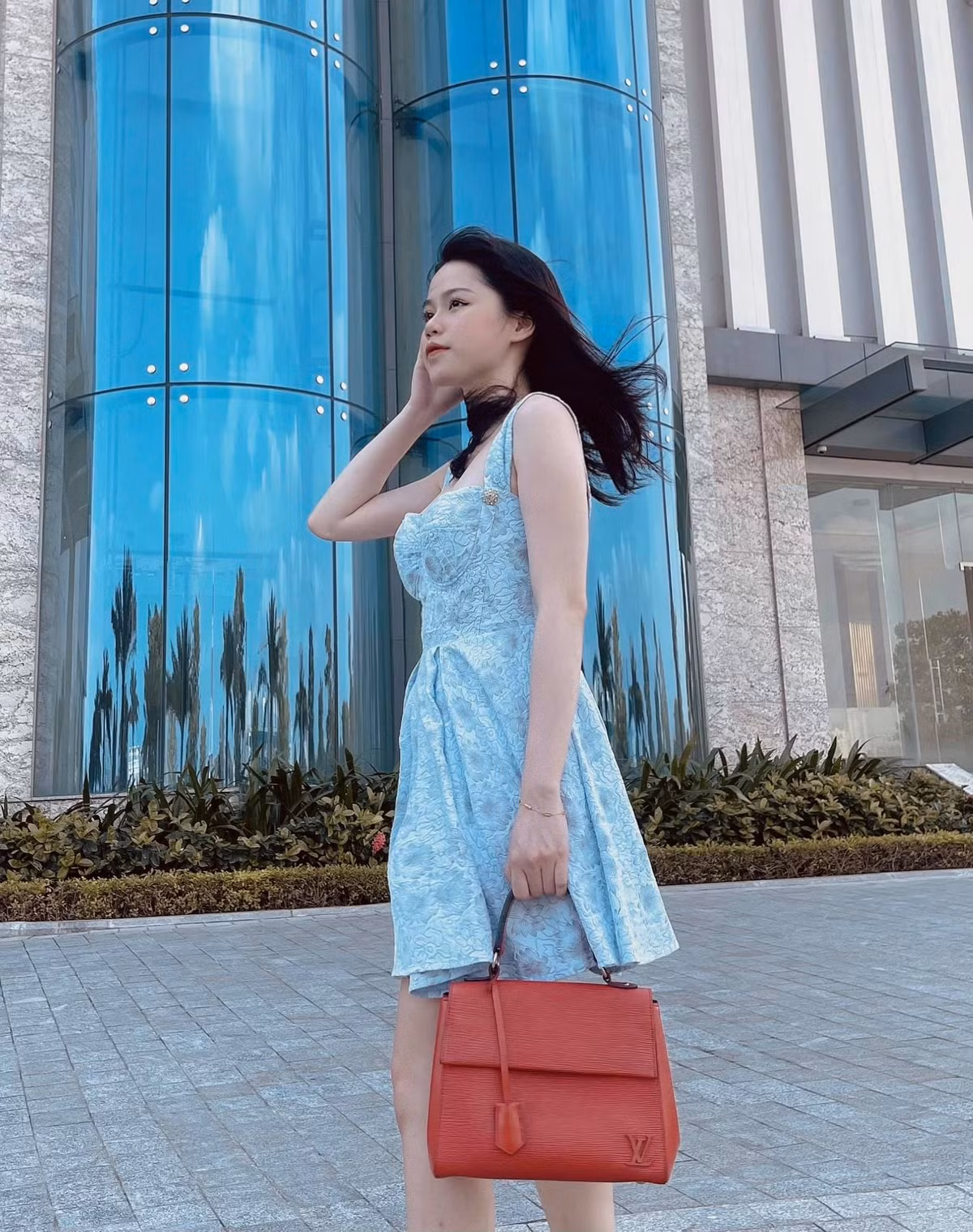 Được biết, Huỳnh Anh sinh ra trong một gia đình doanh nhân giàu có ở Nha Trang nhưng hiện đang sống ở Hà Nội, bố là một đại gia có tiếng và đang làm việc ở Singapore.