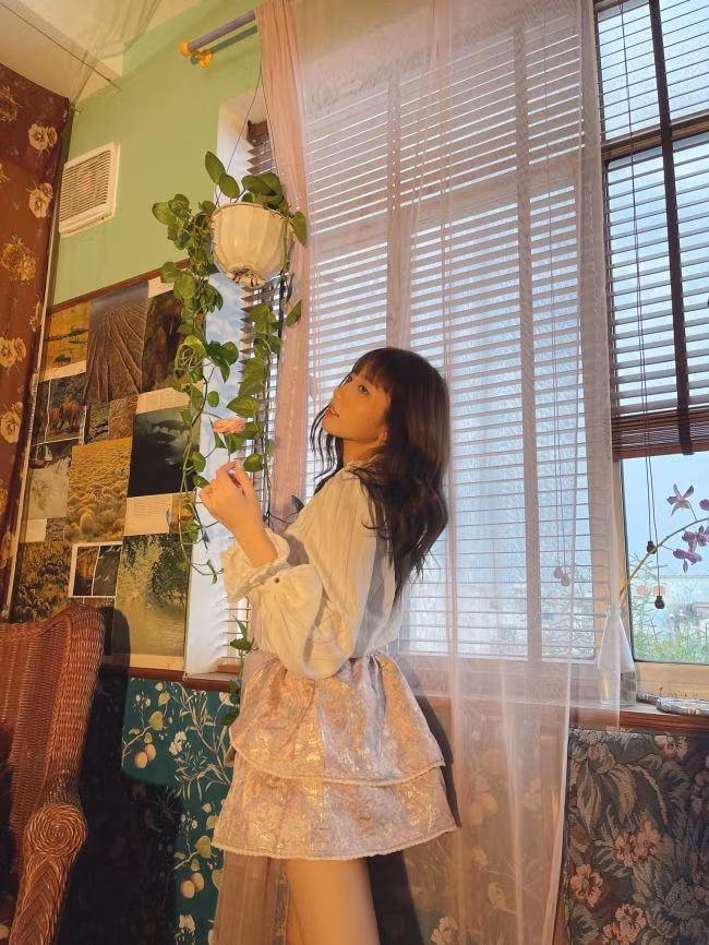 Khánh Huyền là một trong những hot girl thị phi của hội gái xinh TikTok. Hiện cô đang sinh sống và học tập tại TP Hồ Chí Minh.