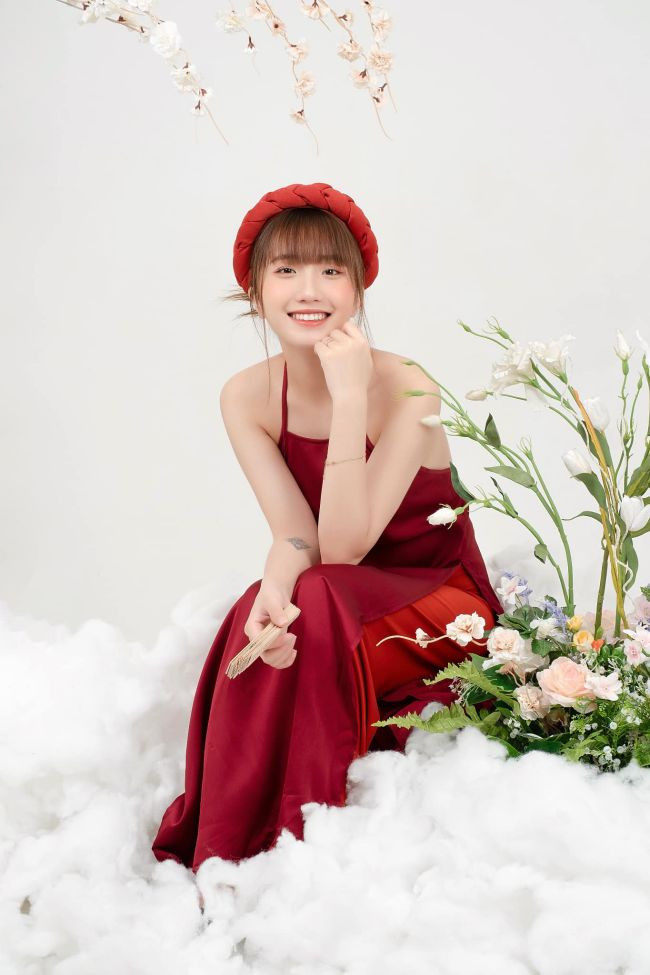 Khánh Huyền từng khoe rãnh bụng gợi cảm như thước kẻ thẳng hấp dẫn bao ánh nhìn.