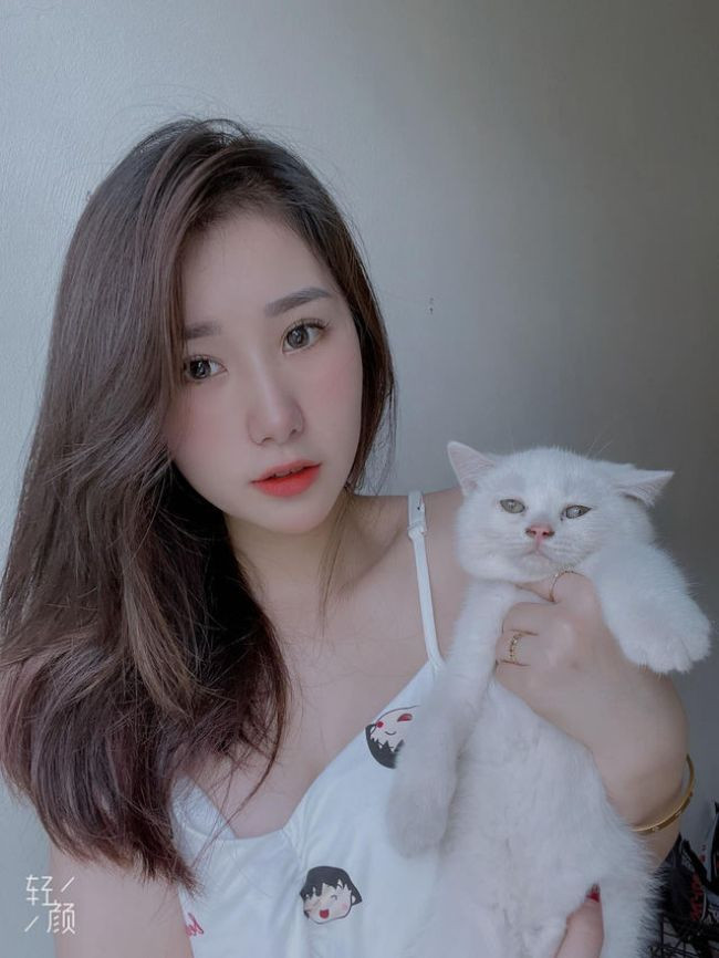 Nhan sắc tươi trẻ, làn da trắng mịn màng của Tiểu Hý khiến bao chàng si mê.