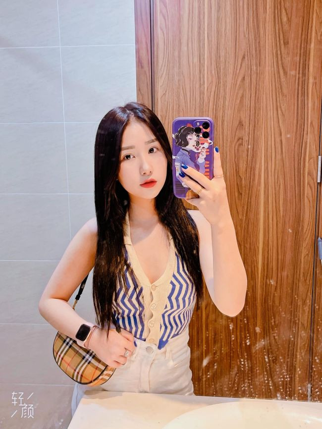 Thân hình gợi cảm, cân đối giúp Tiểu Hý chinh phục nhiều phong cách thời trang.