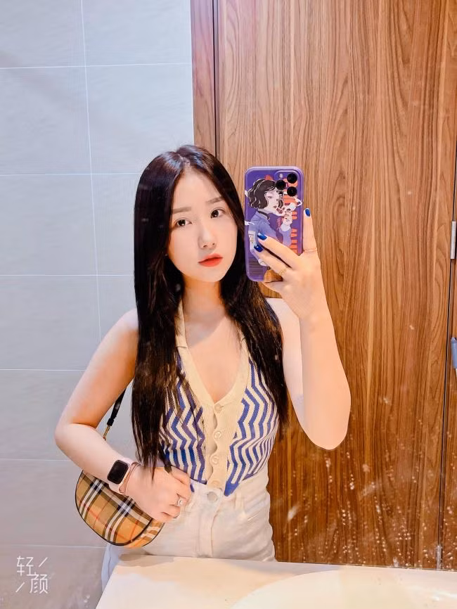 Thân hình gợi cảm, cân đối giúp Tiểu Hý chinh phục nhiều phong cách thời trang.