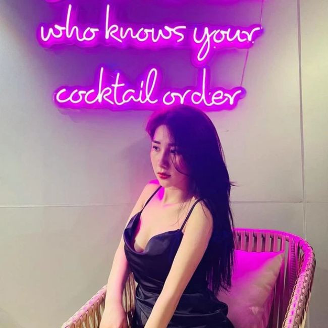 Những món đồ hot trend được giới trẻ yêu thích luôn được Tiểu Hý chưng diện đẹp mắt.