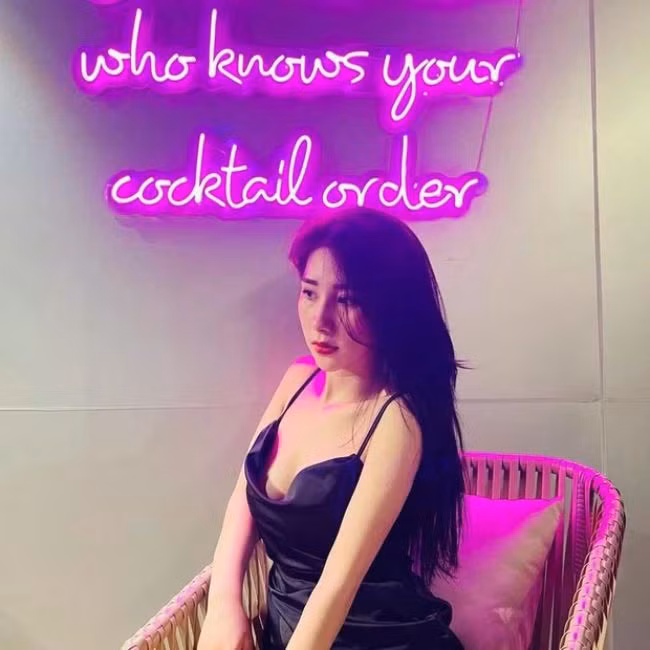 Những món đồ hot trend được giới trẻ yêu thích luôn được Tiểu Hý chưng diện đẹp mắt.