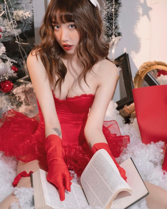 Dù mới 18 tuổi nhưng gái xinh Khánh Huyền đã sớm định hình phong cách bằng hình ảnh gợi cảm. Trên trang cá nhân, cô thường xuyên khoe hình ảnh với trang phục ôm dáng, khoe đường cong triệt để.