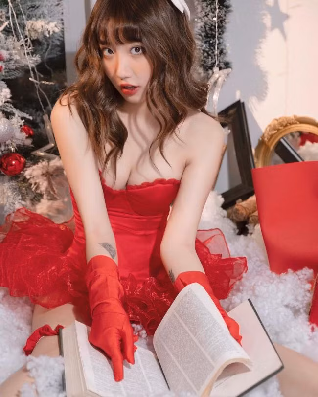 Dù mới 18 tuổi nhưng gái xinh Khánh Huyền đã sớm định hình phong cách bằng hình ảnh gợi cảm. Trên trang cá nhân, cô thường xuyên khoe hình ảnh với trang phục ôm dáng, khoe đường cong triệt để.