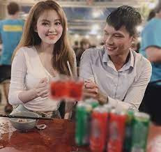 Mới đây trên trang Facebook cá nhân, cô giáo tiểu học nổi tiếng trên mạng xã hội là Trần Nam Trân gây chú ý khi đăng tải hình ảnh ngồi bên bàn nhậu cùng Lộc Fuho.