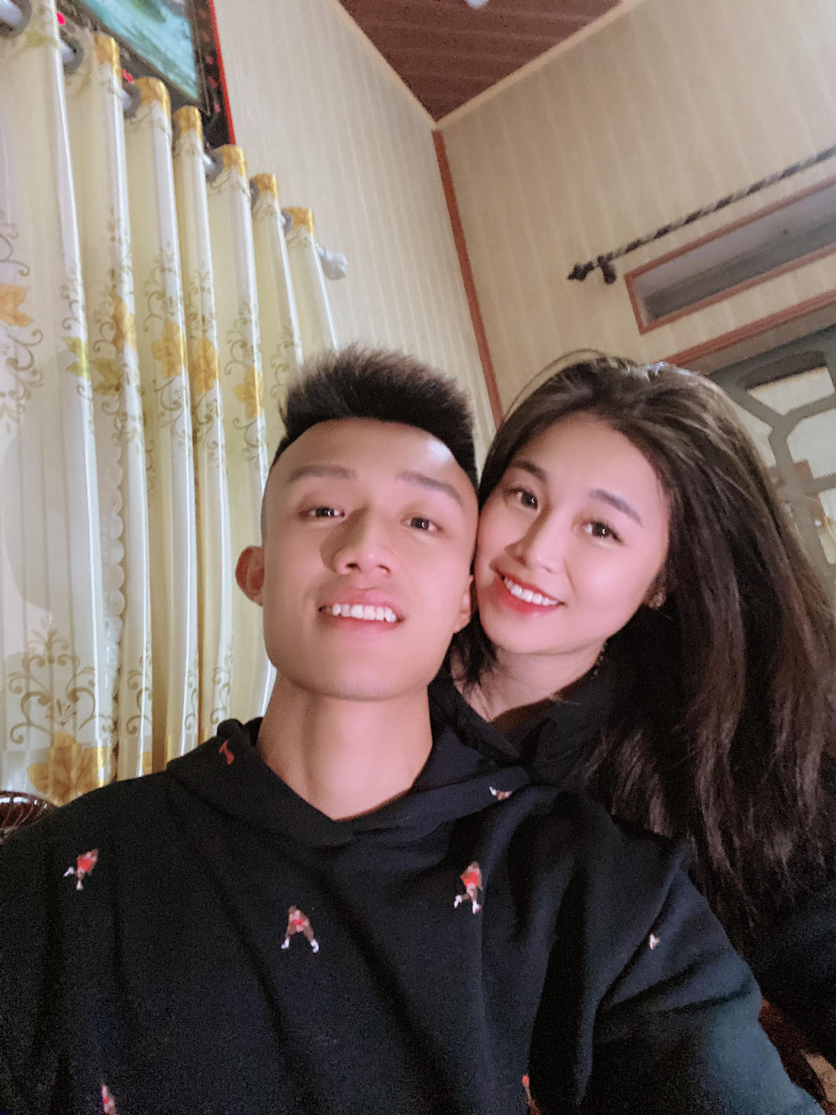 Điều khiến cô gái Nam Định tin tưởng nhất ở chàng tiền vệ U23 Việt Nam là sự chân thành và tốt bụng. Xuân Quyết dù ít hơn vợ 3 tuổi nhưng chín chắn, trưởng thành, có trách nhiệm, đặc biệt hết mực yêu chiều vợ.