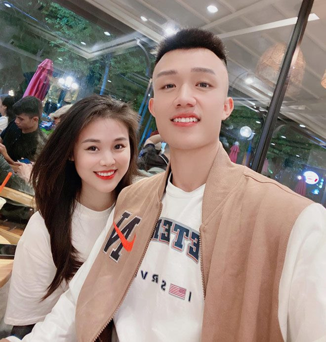 Vợ Mai Xuân Quyết chia sẻ lý do sinh con xong mới cưới: “Vợ chồng mình làm lễ đính hôn vào cuối năm 2021, khi đó dịch COVID-19 đang căng thẳng nên phải hoãn cưới đến ra Tết năm 2022. Nhưng không may, khi mình sinh em bé được gần 2 tháng thì bố chồng qua đời vì bệnh hiểm nghèo nên đám cưới phải lùi lại đến bây giờ...