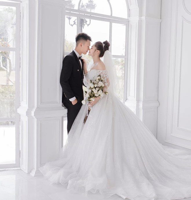 Ngày 23/9 vừa qua, Xuân Quyết vừa tổ chức đám cưới ấm cúng tại quê nhà Thái Bình. Cô dâu xinh đẹp của tiền vệ U23 Việt Nam là Đinh Thị Thu Hiền (sinh năm 1996, quê Nam Định), hiện là giáo viên mầm non.