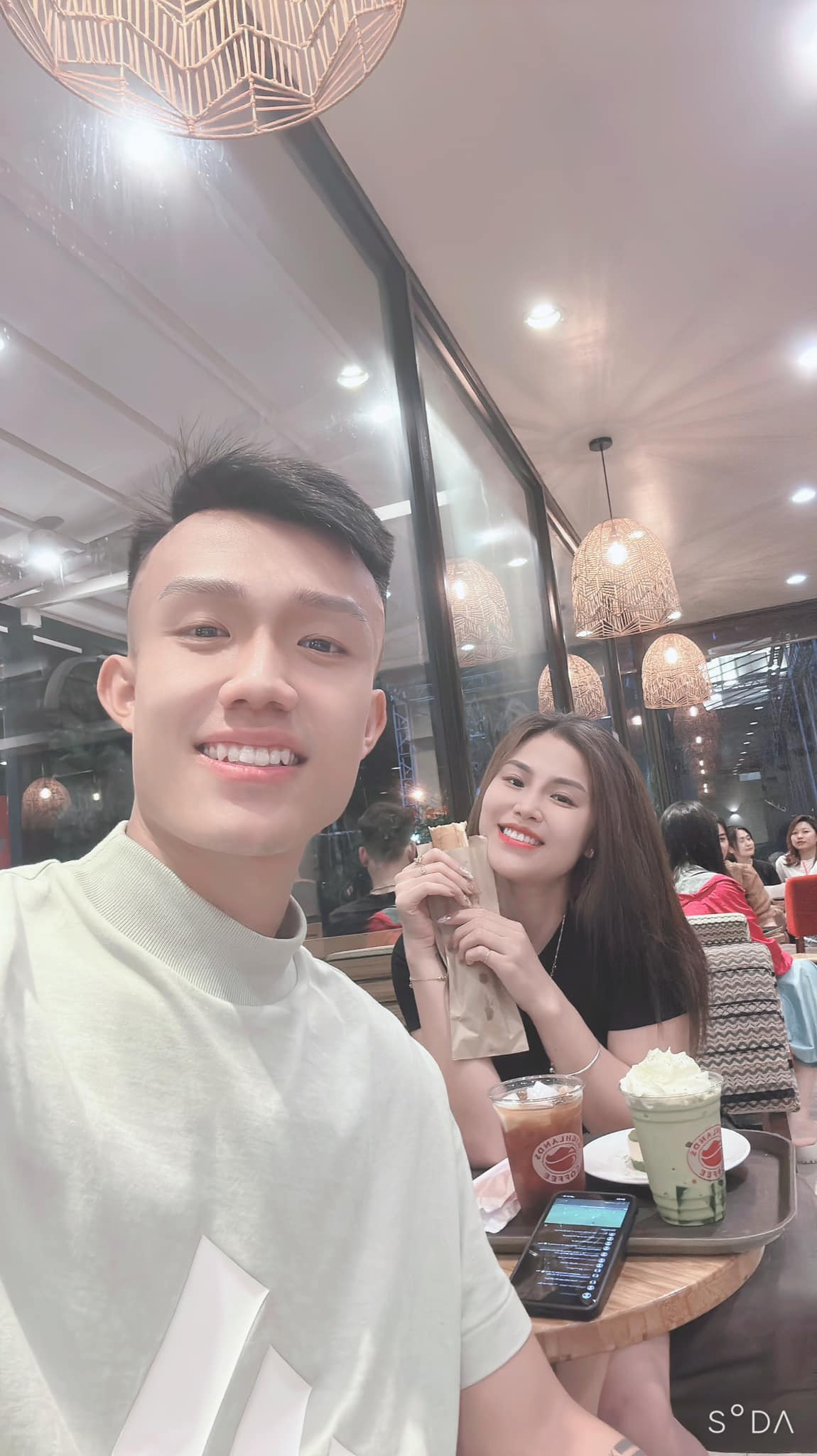 “Hồi đó, Quyết còn đang ở tuyển bóng đá trẻ Việt Nam, bận rộn luyện tập, thi đấu nên chúng mình không có cơ hội gặp nhau. Đến tháng 9/2019, anh ấy xong đợt tập huấn, chúng mình mới gặp nhau lần đầu và cũng yêu nhau kể từ đó”, Thu Hiền kể.