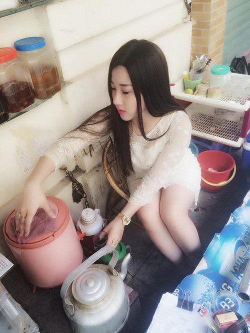 Hình ảnh gái xinh ngồi bán nước chè làm netizen bàn tán xôn xao một thời.
