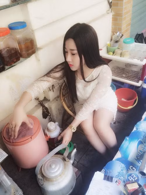 Hình ảnh gái xinh ngồi bán nước chè làm netizen bàn tán xôn xao một thời.