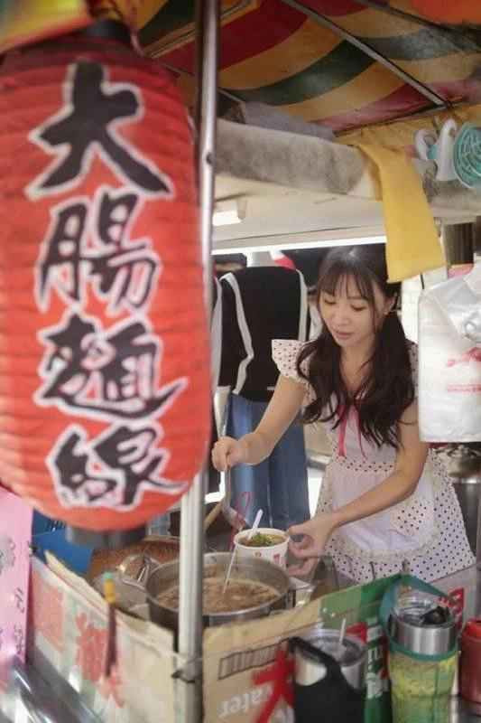 "Nhìn thì hấp dẫn thật mà cứ thấy sao sao, chả lẽ vào mua cái bánh mì xong cứ đứng chằm chằm nhìn chủ quán", "Gây chú ý thế này chỉ được dăm bữa nửa tháng, kích thích sự tò mò ban đầu, chứ chả lẽ ngày nào cũng mặc khoe thân thế này. Quan trọng vẫn là chất lượng đồ ăn thôi" hay "Nhìn thì hấp dẫn thật mà cứ thấy sao sao, chả lẽ vào mua cái bánh mì xong cứ đứng chằm chằm nhìn chủ quán"... là những bình luận dưới bức ảnh.