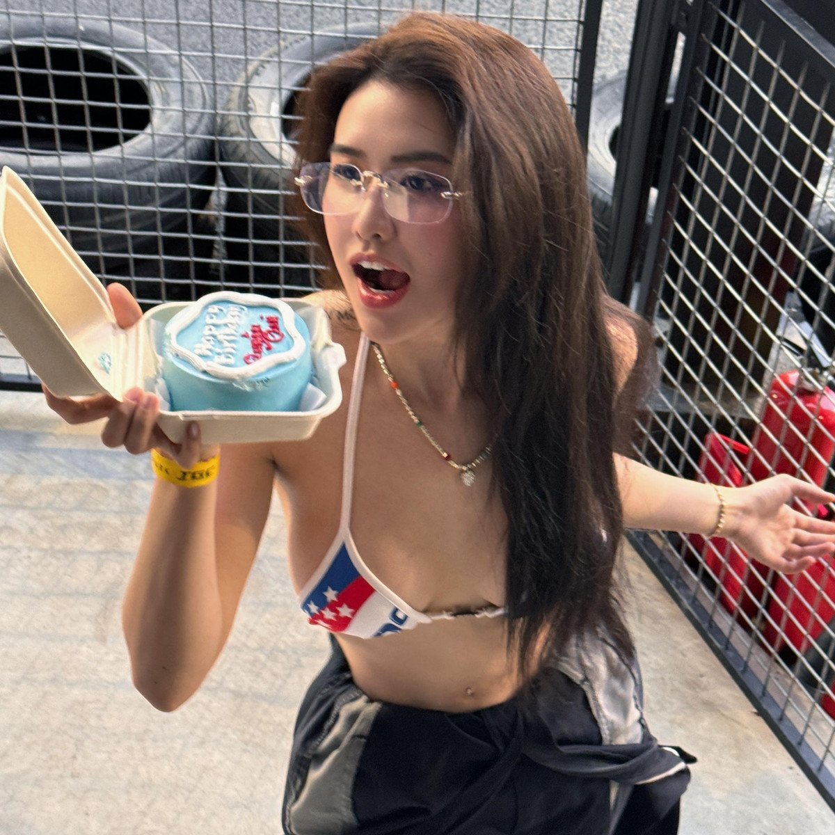 Người đẹp khoác áo sơ mi dài có thắt lưng vải kết hợp quần jeans ống rộng và giày cao gót bạc. Người đẹp nhận được nhiều lời khen với tông trang điểm ngọt ngào cùng mái tóc xoăn gợn sóng chỉn chu.