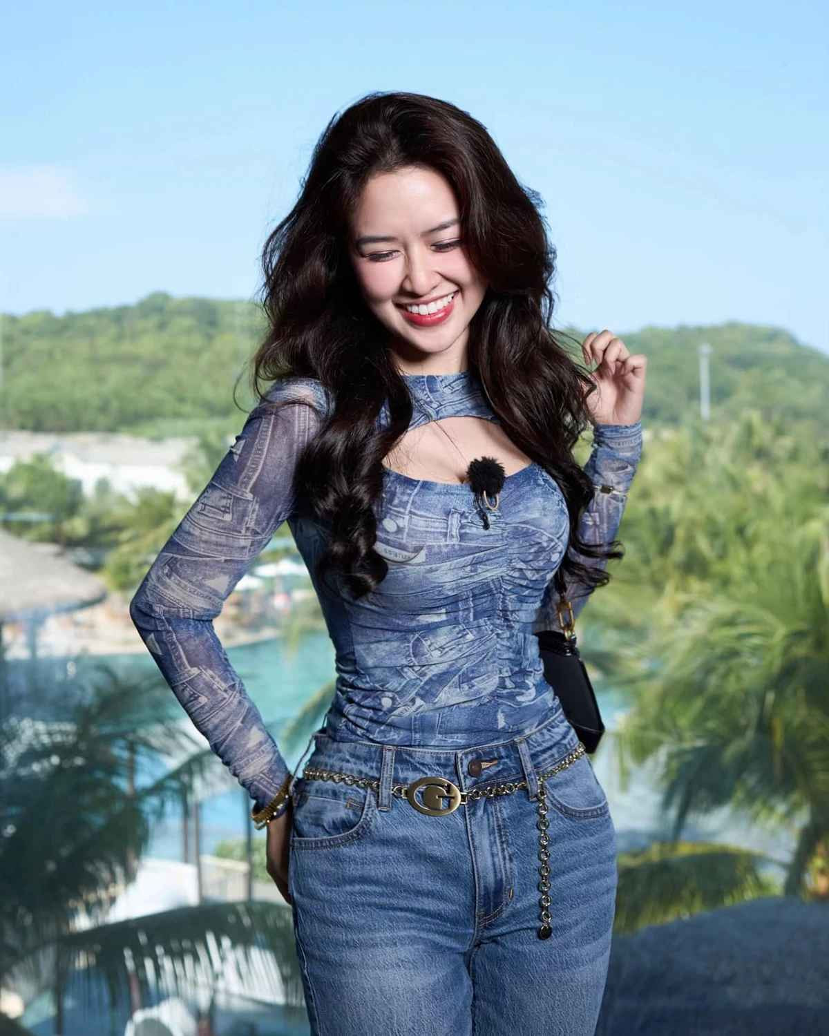 Quyên Qui khá yêu thích phong cách "nửa kín, nửa hở" vừa quyến rũ mà vừa không tạo cảm giác phản cảm.