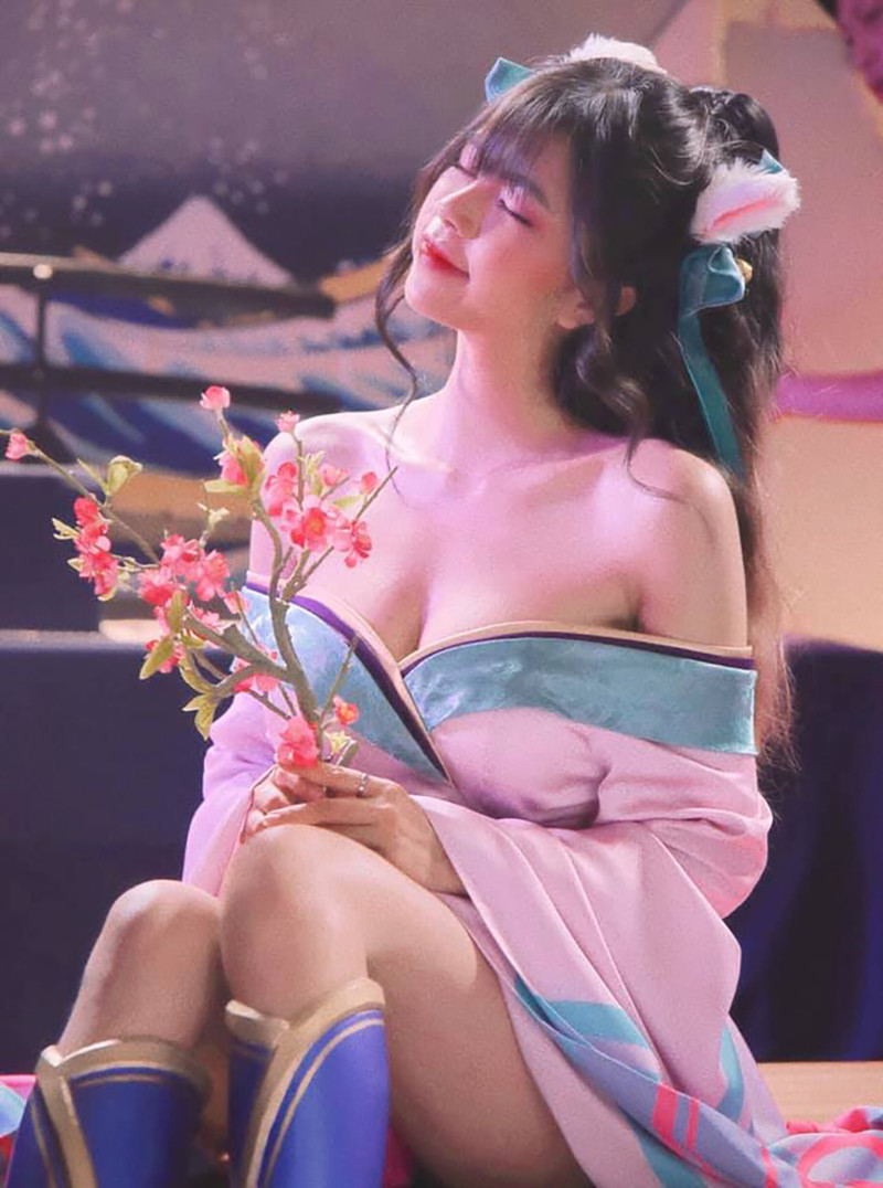  Mai Dora, tên thật là Trương Vũ Quỳnh Mai, được biết đến là một hotgirl đồng thời cũng là nữ MC chính của VCS (Vietnam Championship Series), kế thừa vị trí của Minh Nghi trước đó.