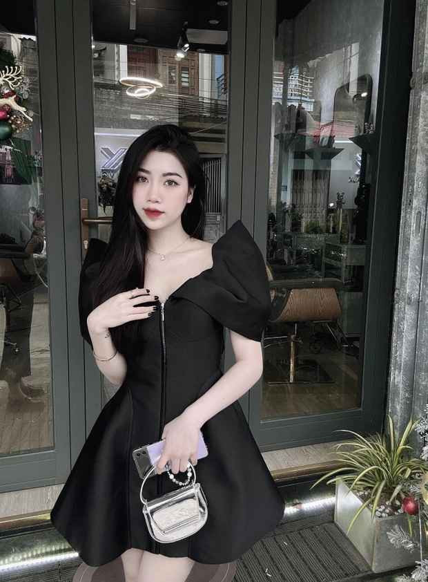 Thanh Nụ chỉ kém Văn Toàn một tuổi và sở hữu nhan sắc cùng vóc dáng không khác gì hot girl. Em gái tiền đạo sinh năm 1996 từng gây sốt khi xuất hiện tại sân bay đón anh trai trở về từ Hàn Quốc hồi tháng 6/2023.