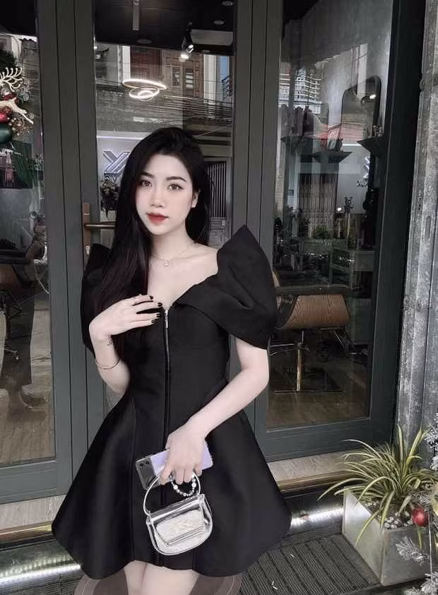 Thanh Nụ chỉ kém Văn Toàn một tuổi và sở hữu nhan sắc cùng vóc dáng không khác gì hot girl. Em gái tiền đạo sinh năm 1996 từng gây sốt khi xuất hiện tại sân bay đón anh trai trở về từ Hàn Quốc hồi tháng 6/2023.