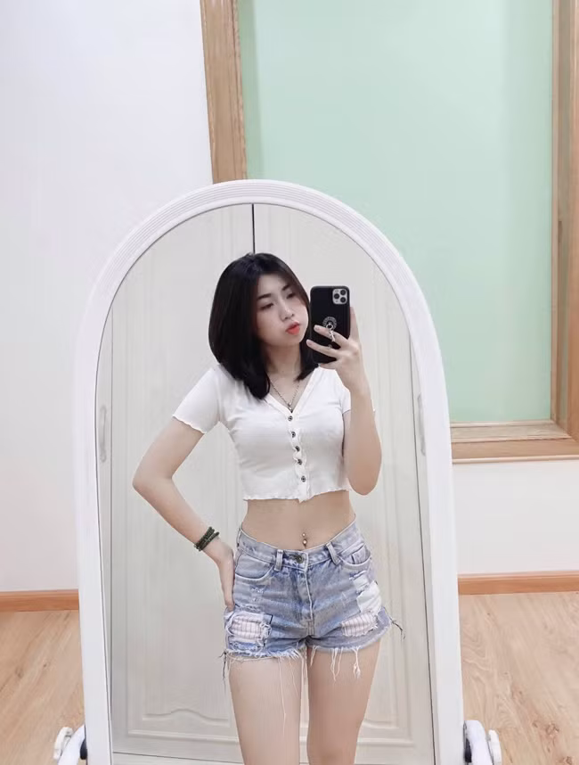 Tiền đạo Nguyễn Tiến Linh từng xin ứng tuyển làm em rể của Văn Toàn nhưng bị đàn anh lập tức từ chối. Trong đoạn trò chuyện, Đức Huy cũng ra mặt "đẩy thuyền" cho cặp đôi. Tuy nhiên dân mạng hiểu rằng đây chỉ là những bình luận trêu đùa, vui vẻ trên mạng của hội cầu thủ.