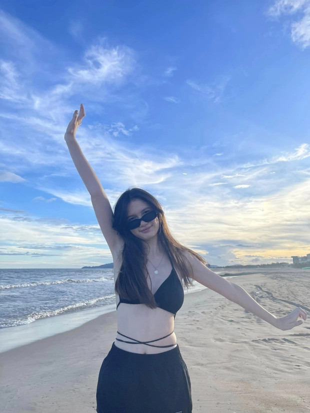 Mới 17 tuổi mà Thanh Giang đã cao 1m80, đôi chân dài thẳng tắp giúp cô trông nổi bật hơn hẳn giữa đám đông.