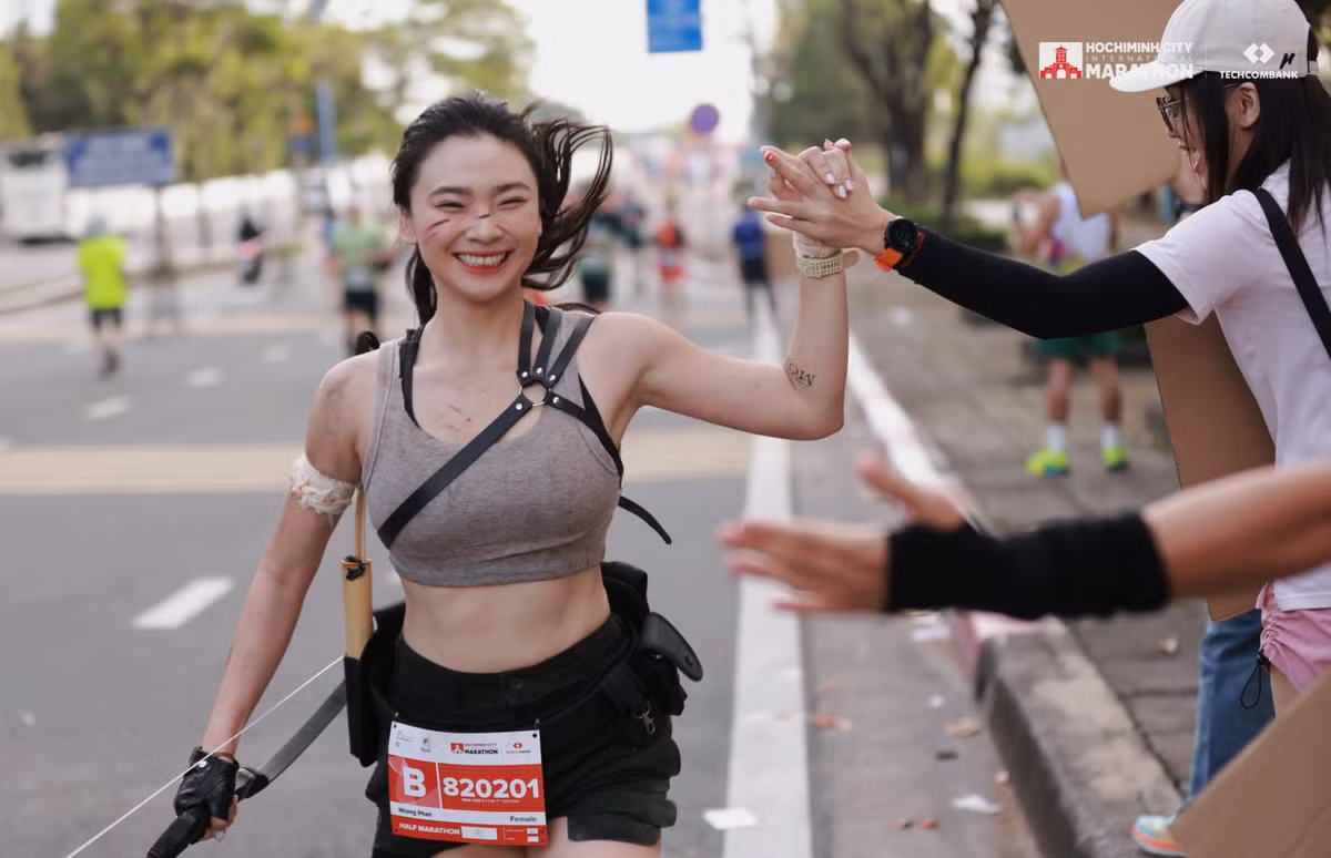 Cụ thể, trong giải chạy cô nàng hóa thân thành nhân vật huyền thoại trong series game Tomb Raider thể hiện sự sáng tạo và cá tính bản thân.