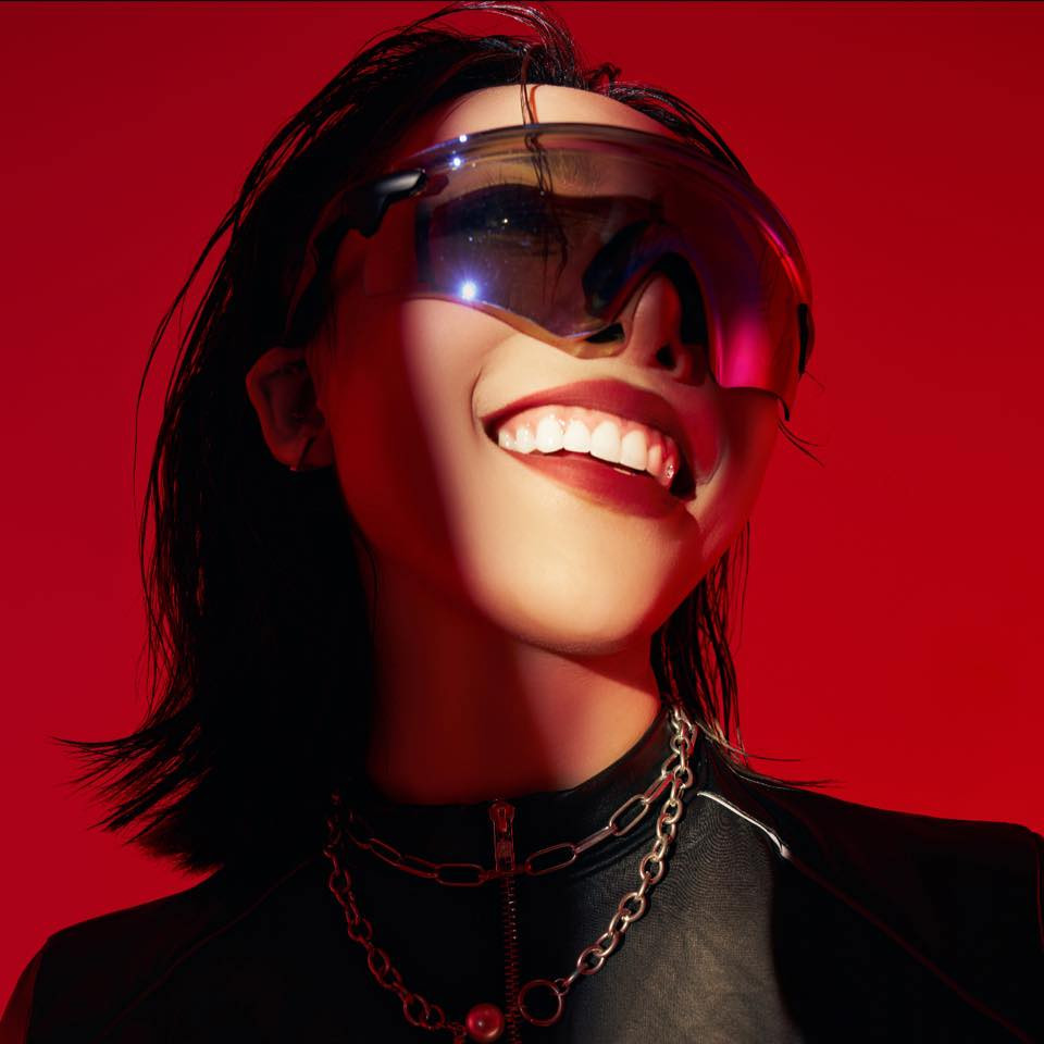 "Hot girl bắn súng" rất yêu thích thời trang và có phong cách gợi cảm.