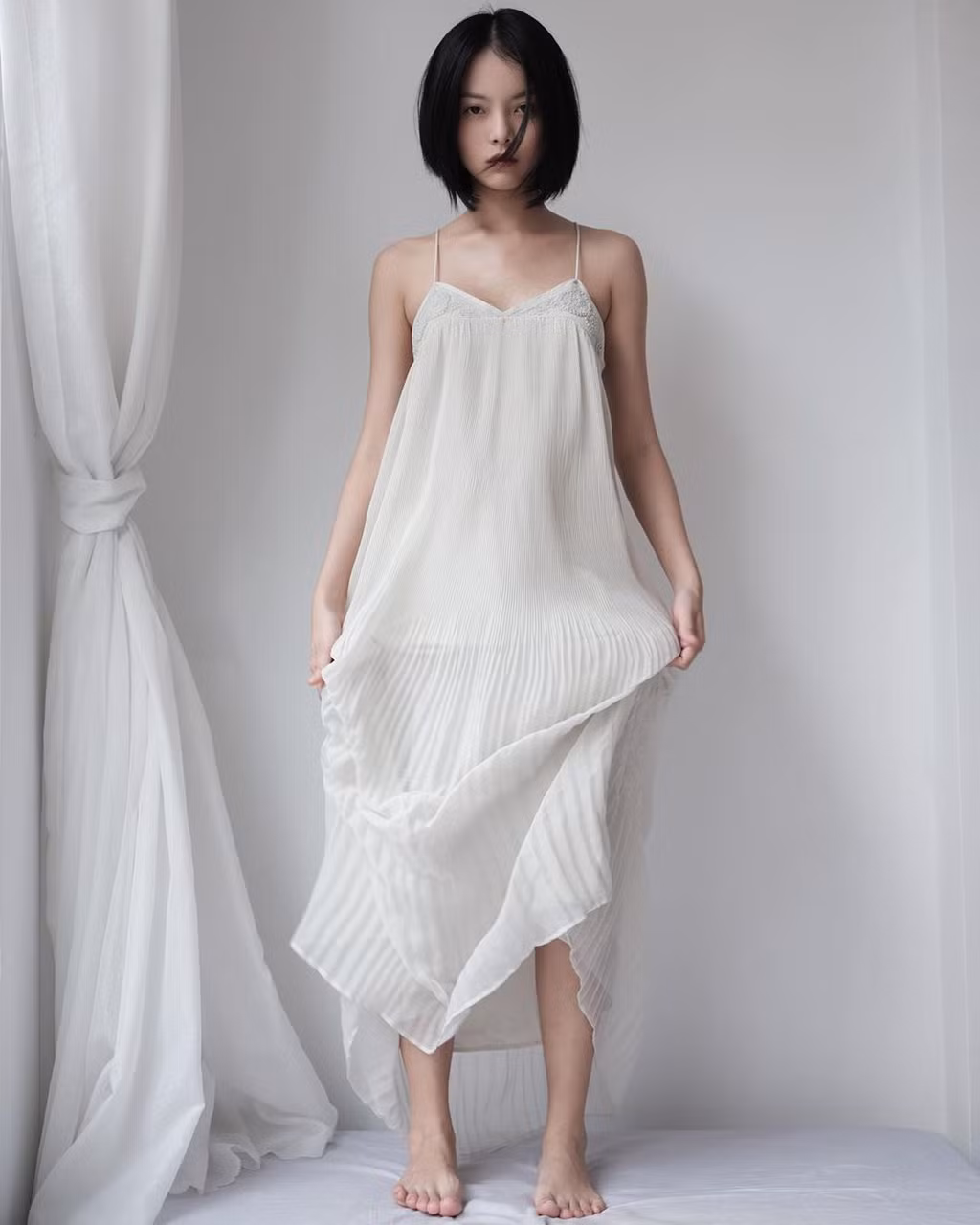 Sinh ra trong một gia đình có truyền thống nghệ thuật, lại sở hữu nhan sắc xinh đẹp, cuốn hút, Yu Dương được kỳ vọng sẽ tỏa sáng, thăng hoa. Cô nàng từng góp mặt trong Lời nguyền huyết ngải, mới đây nhất là Tháng năm rực rỡ…