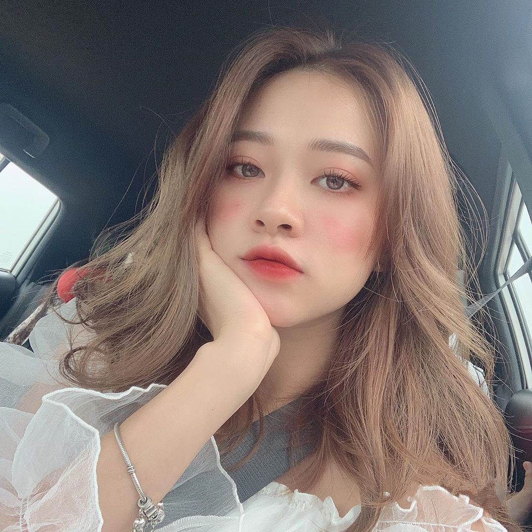 Trương Hoàng Mai Anh được xem là hot girl rất đắt show chụp hình cho các shop thời trang tại Hà Nội, cũng nhờ ngoại hình cân đối và gương mặt xinh xắn của mình.